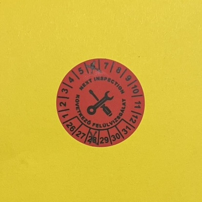 VOID nyomot hagyó 6 éves (2026-2031) villamosbiztonsági felülvizsgálati matrica 30 mm kör, matt piros
