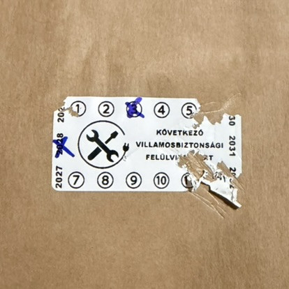 Destruktív 6 éves (2027-2032) villamosbiztonsági felülvizsgálati matrica 50x25 mm, fehér
