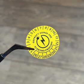   Időjárásálló poliészter 6 éves (2026-2031) VDE felülvizsgálati matrica 30 mm kör, sárga