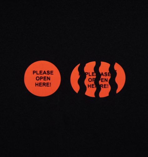 "PLEASE OPEN HERE!" biztonsági papír matrica 35 mm kör, fluo piros