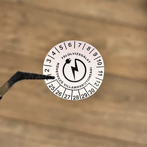 Időjárásálló vinyl 6 éves (2025-2030) villamosbiztonsági matrica 30 mm kör, matt fehér