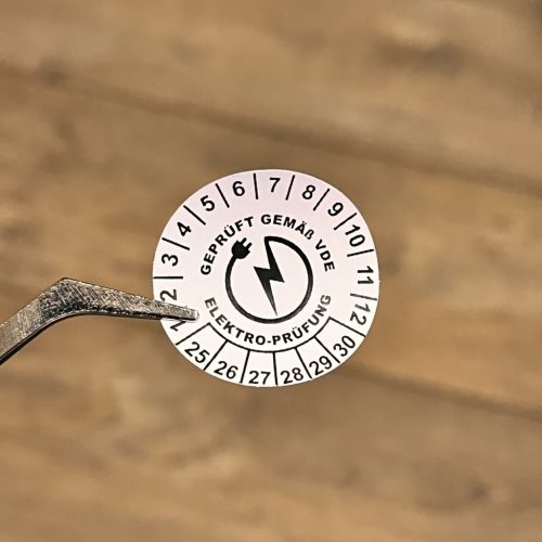 Időjárásálló vinyl 6 éves (2025-2030) VDE felülvizsgálati matrica 30 mm kör, matt fehér