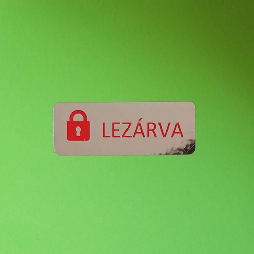"LEZÁRVA" fényes ezüst biztonsági matrica 40x18 mm piros nyomtatással
