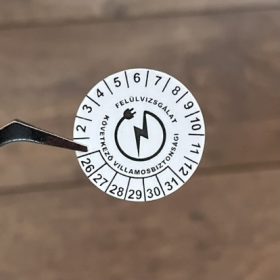   VOID nyomot hagyó 6 éves (2026-2031) villamosbiztonsági felülvizsgálati matrica 30 mm kör, matt fehér