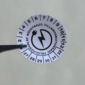   VOID nyomot hagyó 6 éves (2027-2032) villamosbiztonsági felülvizsgálati matrica, fekete nyomtatással, 30 mm kör, matt fehér
