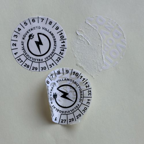 VOID nyomot hagyó 6 éves (2027-2032) villamosbiztonsági felülvizsgálati matrica, fekete nyomtatással, 30 mm kör, matt fehér