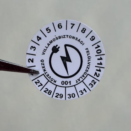 VOID nyomot hagyó 6 éves (2027-2032) villamosbiztonsági felülvizsgálati matrica, fekete nyomtatással, 30 mm kör, matt fehér