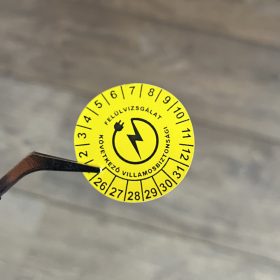   Időjárásálló poliészter 6 éves (2026-2031) villamosbiztonsági matrica 30 mm kör, sárga