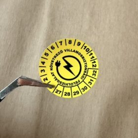   Időjárásálló poliészter 6 éves (2027-2032) villamosbiztonsági matrica 30 mm kör, sárga