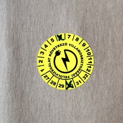 Időjárásálló poliészter 6 éves (2027-2032) villamosbiztonsági matrica 30 mm kör, sárga
