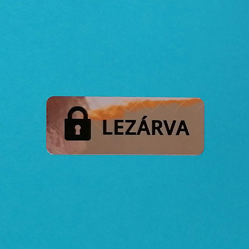 "LEZÁRVA" fényes ezüst biztonsági matrica 40x18 mm fekete nyomtatással