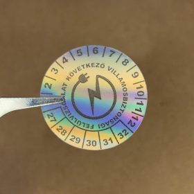  Hologramos vinyl 6 éves (2027-2032) villamosbiztonsági matrica 30 mm kör