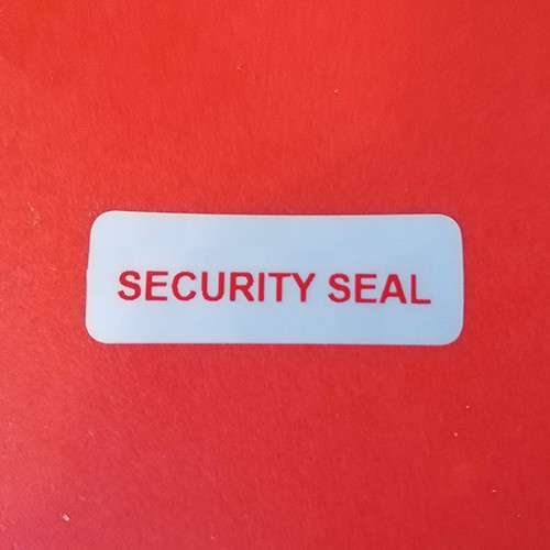 Matt ezüst biztonsági matrica 30x10 mm piros EGYEDI nyomtatással