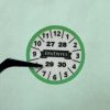 "ÉRVÉNYES" 4 éves (2027-2030) VOID biztonsági matrica 30 mm kör, zöld/fekete nyomtatással, matt fehér