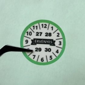   "ÉRVÉNYES" 4 éves (2027-2030) VOID biztonsági matrica 30 mm kör, zöld/fekete nyomtatással, matt fehér
