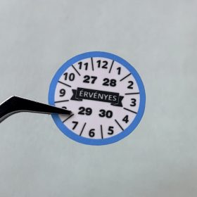   "ÉRVÉNYES" 4 éves (2027-2030) VOID biztonsági matrica 30 mm kör, kék/fekete nyomtatással, matt fehér