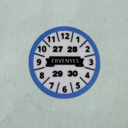 "ÉRVÉNYES" 4 éves (2027-2030) VOID biztonsági matrica 30 mm kör, kék/fekete nyomtatással, matt fehér