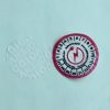 VOID nyomot hagyó 6 éves (2027-2032) villamosbiztonsági felülvizsgálati matrica, piros/fekete nyomtatással, 30 mm kör, matt fehér