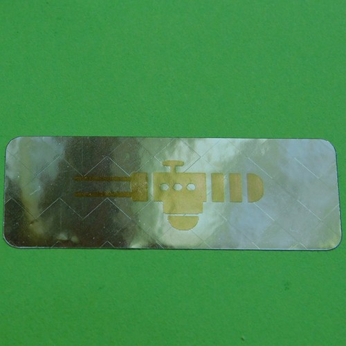 Fényes ezüst biztonsági matrica 40x18 mm fényes arany EGYEDI nyomtatással
